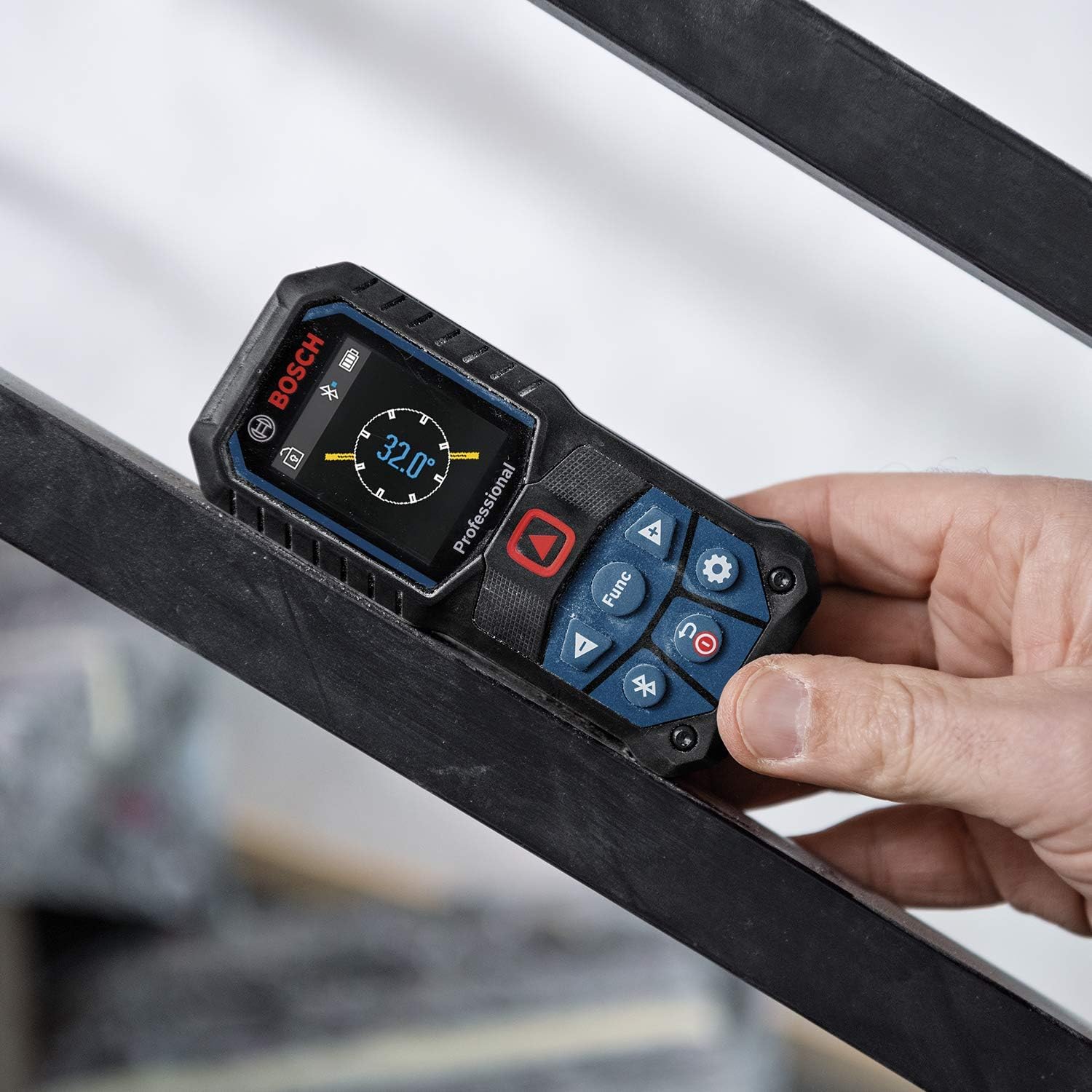 Bosch Professional Laser-Entfernungsmesser GLM 50-27 C (Reichweite: bis 50 m, robust, IP65, Bluetooth-Datenübertragung, 2 AA-Batterien, Schlaufe, Tasche) 4 Bosch Professional Laser-Entfernungsmesser GLM 50-27 C (Reichweite: bis 50 m, robust, IP65, Bluetooth-Datenübertragung, 2 AA-Batterien, Schlaufe, Tasche) – Bild 4