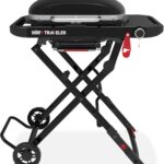 Weber Traveler Compact Gasgrill mit klappbarem Untergestell und Rädern | Tragbarer Grill, Porzellanemaillierte Gusseisen-Grillroste, Deckelthermometer, 3,81 kW Brenner, 2065 cm² Grillfläche, Schwarz