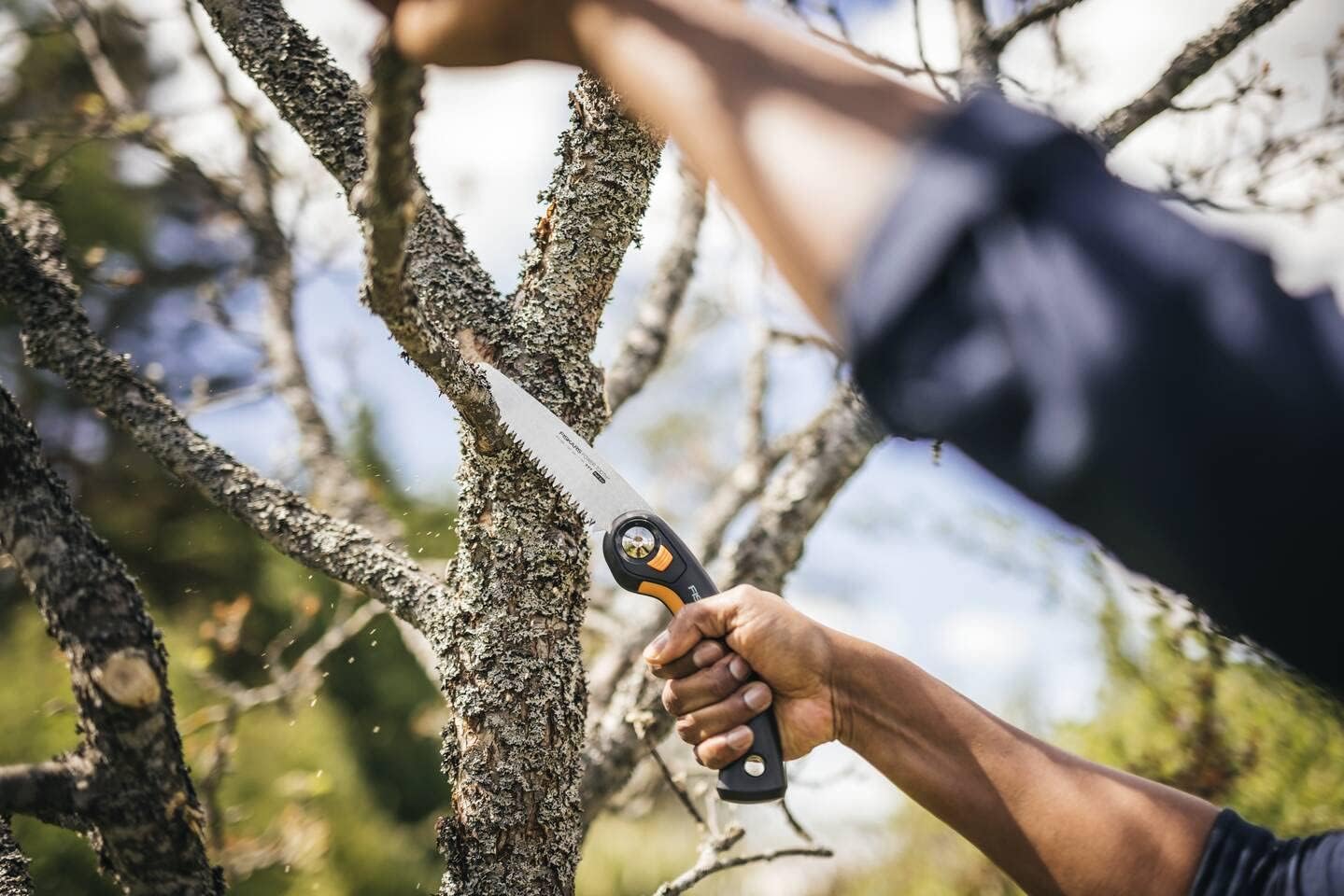 Fiskars Plus Klappsäge, Für dicke Stämme und Äste, 3 Schneidpositionen, Scharfes Power Tooth-Blatt, Grobzahnung, Blattlänge: 21 cm, Schwarz/Orange, SW69, 1067553 4 Fiskars Plus Klappsäge, Für dicke Stämme und Äste, 3 Schneidpositionen, Scharfes Power Tooth-Blatt, Grobzahnung, Blattlänge: 21 cm, Schwarz/Orange, SW69, 1067553 – Bild 4