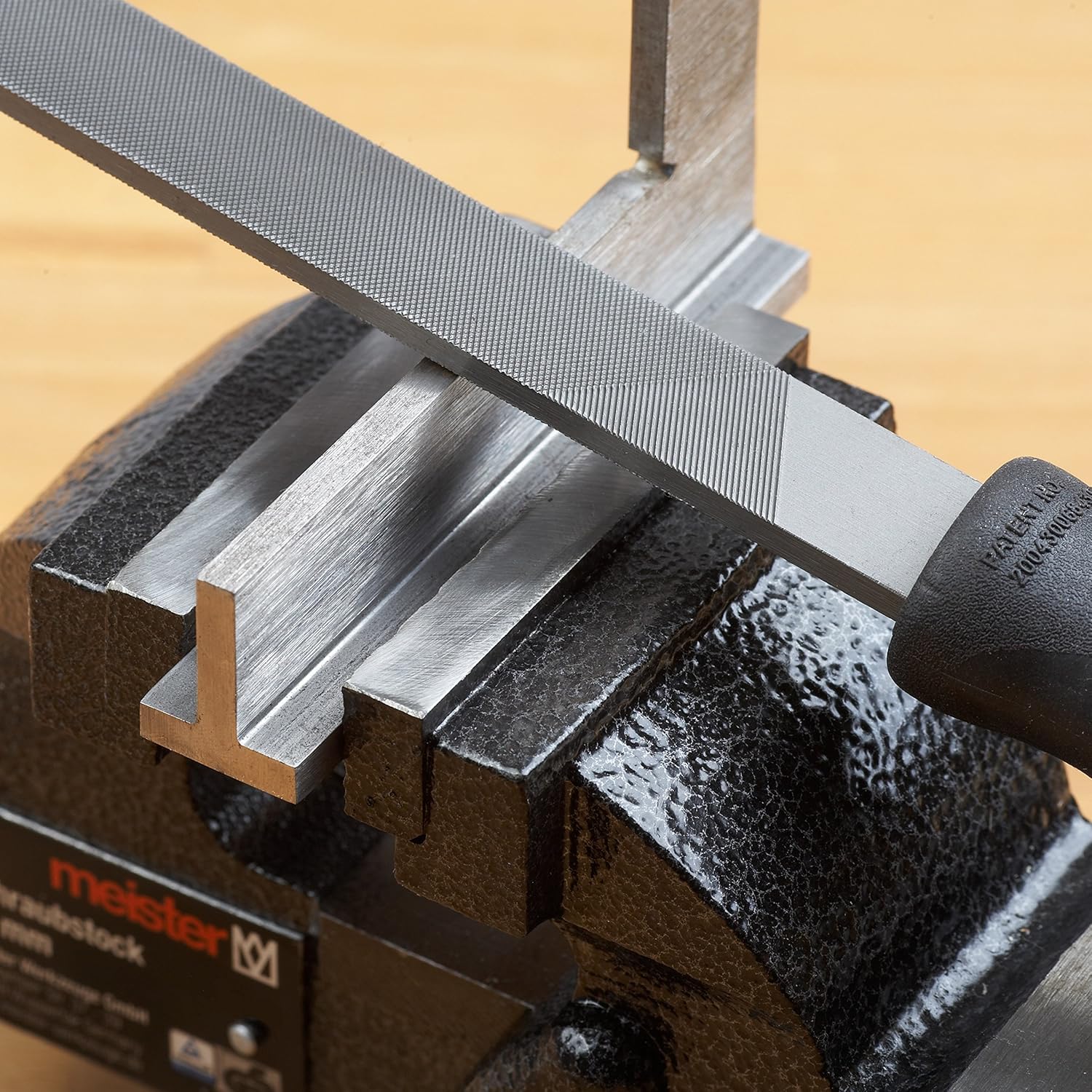 Meister Schraubstock - Drehbar - 125 mm Spannweite - Hochwertige Stahlbacken - Sicheres Fixieren von Werkstücken, Tischschraubstock mit Schutzbacken, Massiver Schraubstock aus Grauguss, 5144500 4 Meister Schraubstock - Drehbar - 125 mm Spannweite - Hochwertige Stahlbacken - Sicheres Fixieren von Werkstücken, Tischschraubstock mit Schutzbacken, Massiver Schraubstock aus Grauguss, 5144500 – Bild 4