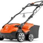 Husqvarna S138C Elektrischer Vertikutierer und Rasenlüfter | Entfernt Moos und Rasenfilz und verbessert die Bodenbelüftung