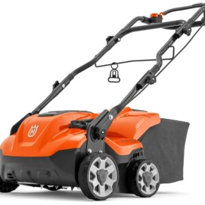 Husqvarna S138C Elektrischer Vertikutierer und Rasenlüfter | Entfernt Moos und Rasenfilz und verbessert die Bodenbelüftung