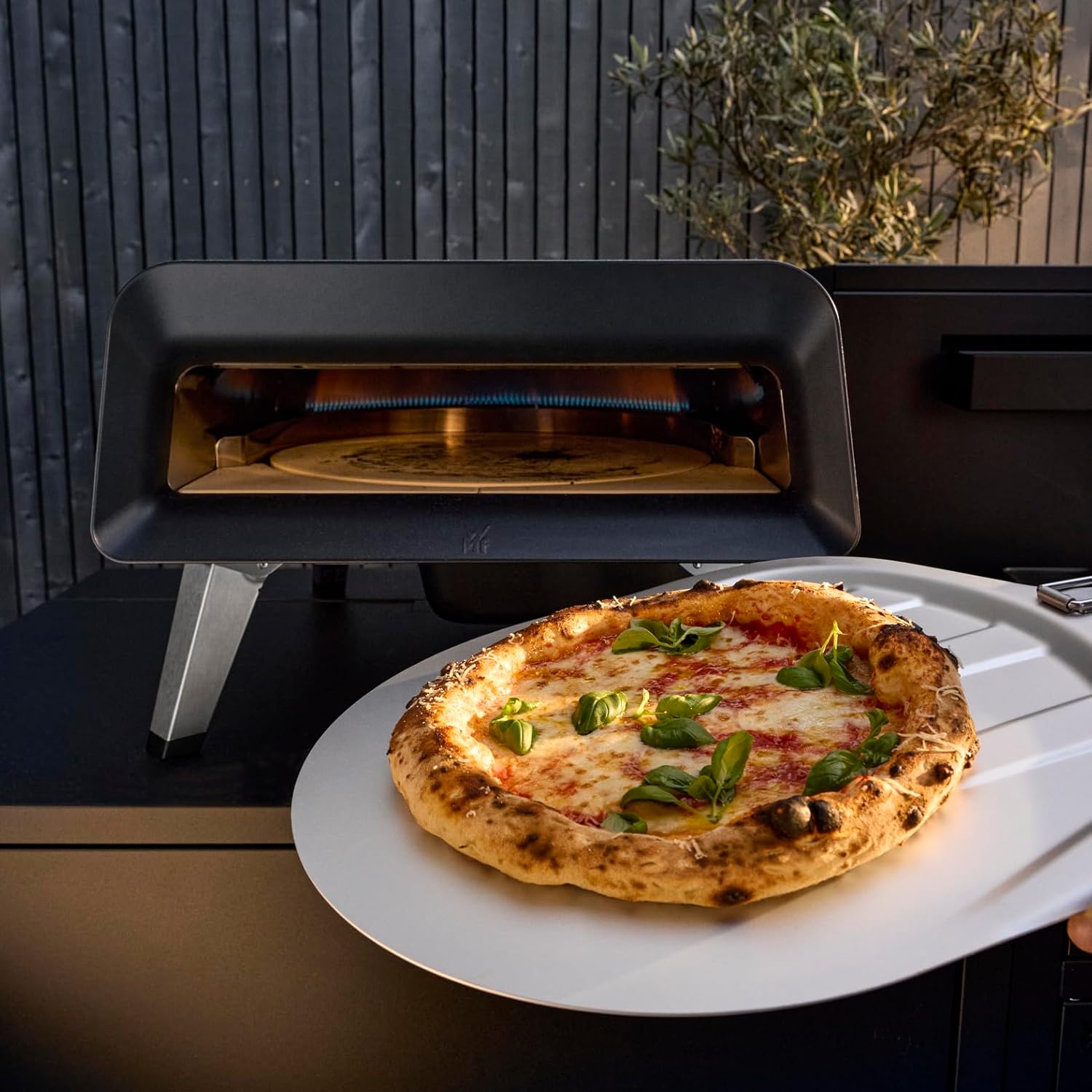 WMF Pizzaiolo Pro Pizzaofen, über 450°C Backtemperatur, großer Pizzastein (Ø 40 cm), automatische Drehmechanik, integrierte Temperaturüberwachung für perfekte Ergebnisse in 90 Sek., Gas Pizzaofen 4 WMF Pizzaiolo Pro Pizzaofen, über 450°C Backtemperatur, großer Pizzastein (Ø 40 cm), automatische Drehmechanik, integrierte Temperaturüberwachung für perfekte Ergebnisse in 90 Sek., Gas Pizzaofen – Bild 4