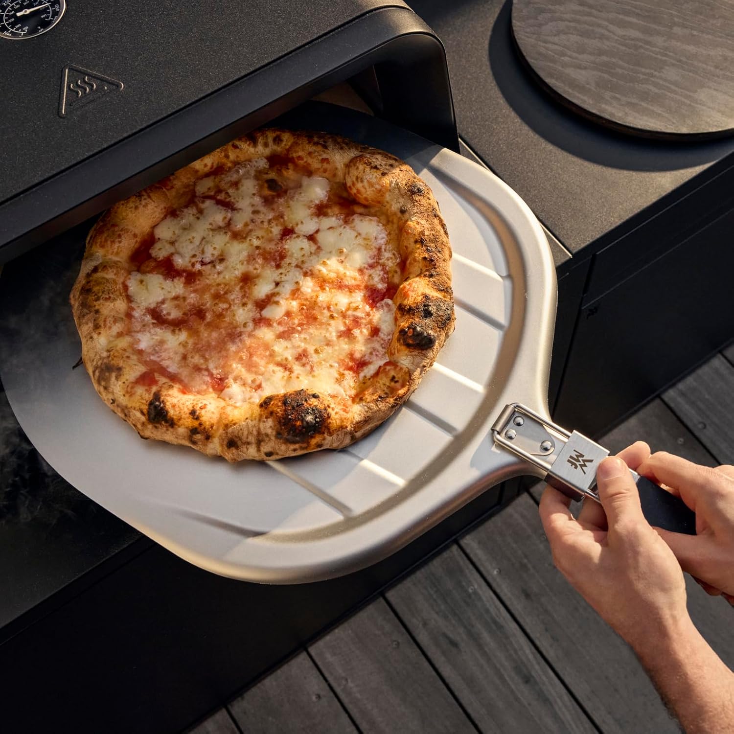 WMF Pizzaiolo Pro Pizzaofen, über 450°C Backtemperatur, großer Pizzastein (Ø 40 cm), automatische Drehmechanik, integrierte Temperaturüberwachung für perfekte Ergebnisse in 90 Sek., Gas Pizzaofen 3 WMF Pizzaiolo Pro Pizzaofen, über 450°C Backtemperatur, großer Pizzastein (Ø 40 cm), automatische Drehmechanik, integrierte Temperaturüberwachung für perfekte Ergebnisse in 90 Sek., Gas Pizzaofen – Bild 3
