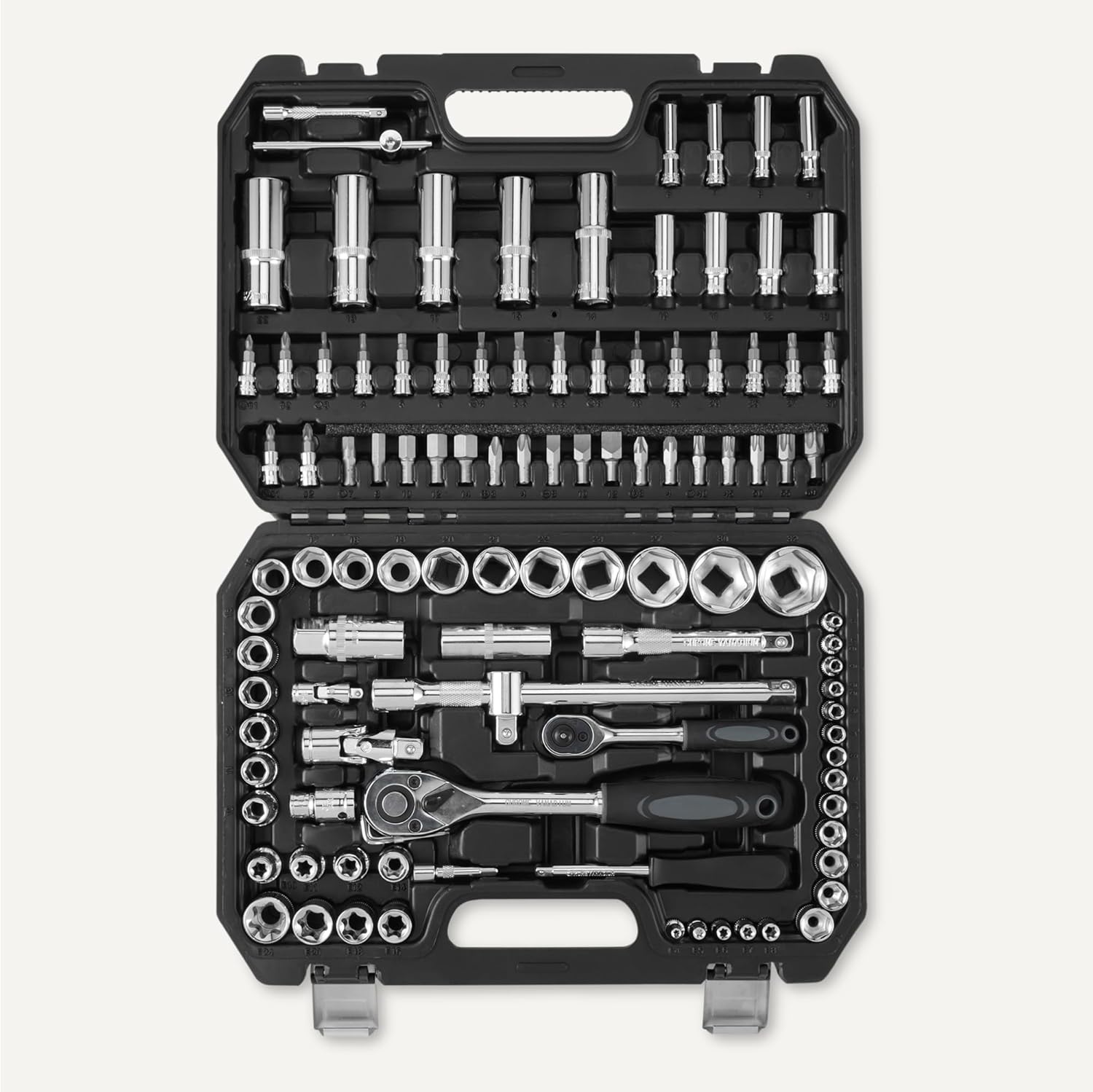 Amazon Basics Steckschlüsselsatz mit Ratschen, Verlängerungen und Bits, CRV-Stahl, Ratschenschlüssel-Set für Heimwerker und Autoreparaturen, 108 Teile, Inklusive Aufbewahrungskoffer 4 Amazon Basics Steckschlüsselsatz mit Ratschen, Verlängerungen und Bits, CRV-Stahl, Ratschenschlüssel-Set für Heimwerker und Autoreparaturen, 108 Teile, Inklusive Aufbewahrungskoffer – Bild 4