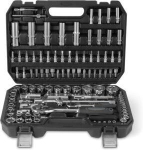 Amazon Basics Steckschlüsselsatz mit Ratschen, Verlängerungen und Bits, CRV-Stahl, Ratschenschlüssel-Set für Heimwerker und Autoreparaturen, 108 Teile, Inklusive Aufbewahrungskoffer