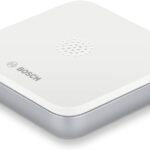 Bosch Smart Home Wassermelder, mit Notrufschnellwahl in der App, rutschfest, schmal und kompakt