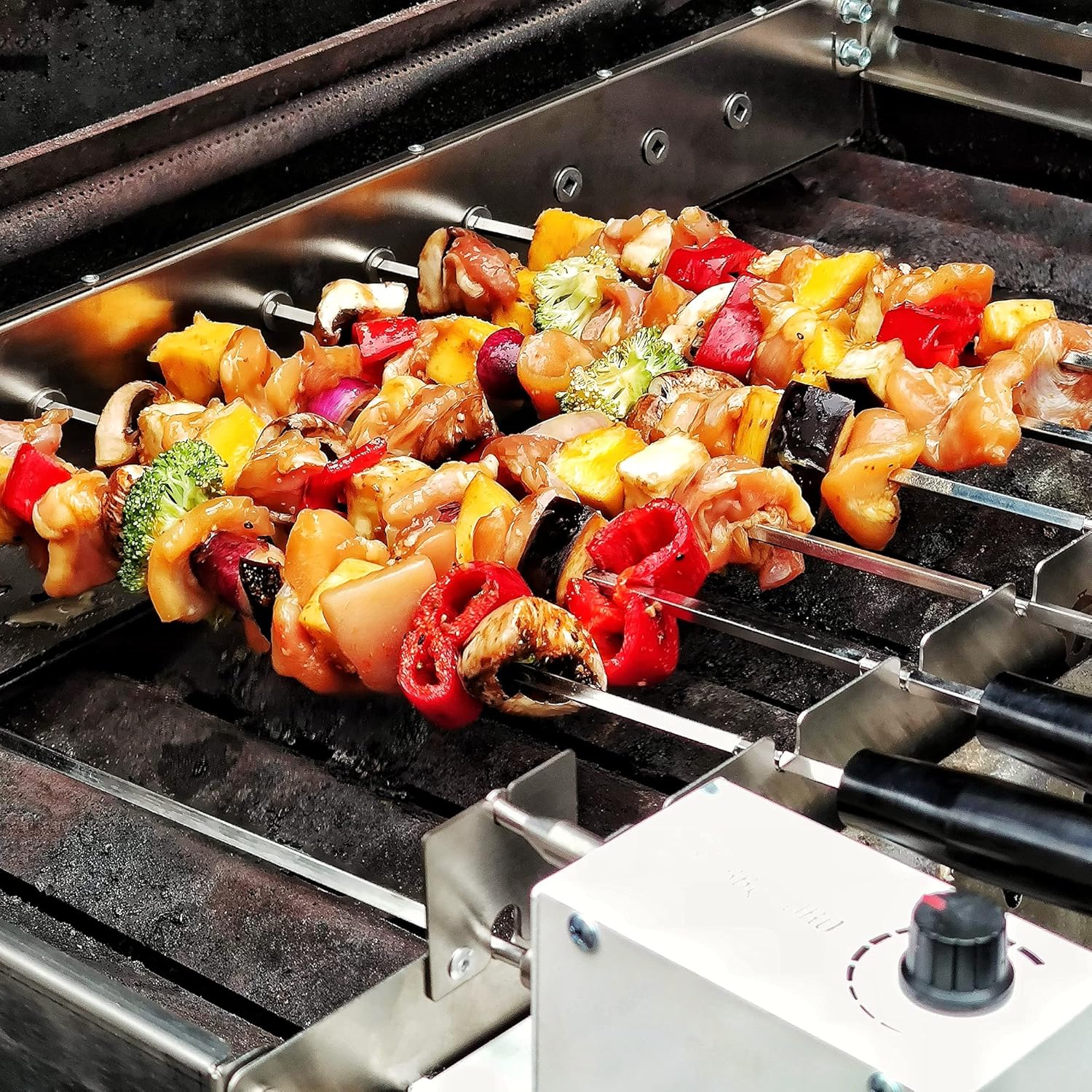 BBQ-Toro elektrischer Spiessdreher | Edelstahl Drehspiess Aufsatz mit 10 Spießen und Motor | größenverstellbar (B) 58 x (T) 26-40 cm | mit Netzstecker und USB | Mangal Schaschlik 2 BBQ-Toro elektrischer Spiessdreher | Edelstahl Drehspiess Aufsatz mit 10 Spießen und Motor | größenverstellbar (B) 58 x (T) 26-40 cm | mit Netzstecker und USB | Mangal Schaschlik – Bild 2