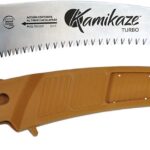 KAMIKAZE PERFORMANCE IN YOUR HANDS Astsäge KM S-330 MAX. 80mm Ø. Inklusive Schutzhülle. SK-4 Stahl. Japanische Zahnung. Gebogene Säge. Astsäge. Hergestellt und entworfen in Spanien, Braun/Schwarz