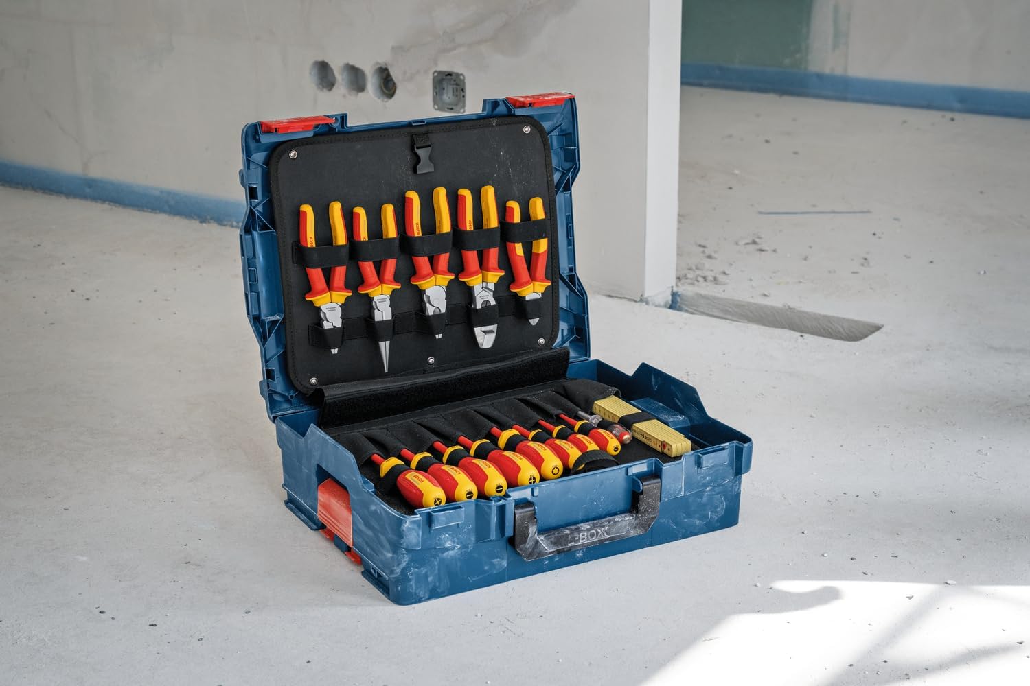 Bosch Professional gemischtes Handwerkzeug-Set, 37-teilig (inkl. 21 VDE-Handwerkzeugen und 16 zusätzlichen Handwerkzeugen, praktisch und ergonomisch, in L-BOXX) 2 Bosch Professional gemischtes Handwerkzeug-Set, 37-teilig (inkl. 21 VDE-Handwerkzeugen und 16 zusätzlichen Handwerkzeugen, praktisch und ergonomisch, in L-BOXX) – Bild 2