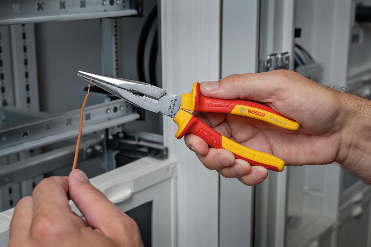 Bosch Professional gemischtes Handwerkzeug-Set, 37-teilig (inkl. 21 VDE-Handwerkzeugen und 16 zusätzlichen Handwerkzeugen, praktisch und ergonomisch, in L-BOXX) 5 Bosch Professional gemischtes Handwerkzeug-Set, 37-teilig (inkl. 21 VDE-Handwerkzeugen und 16 zusätzlichen Handwerkzeugen, praktisch und ergonomisch, in L-BOXX) – Bild 5